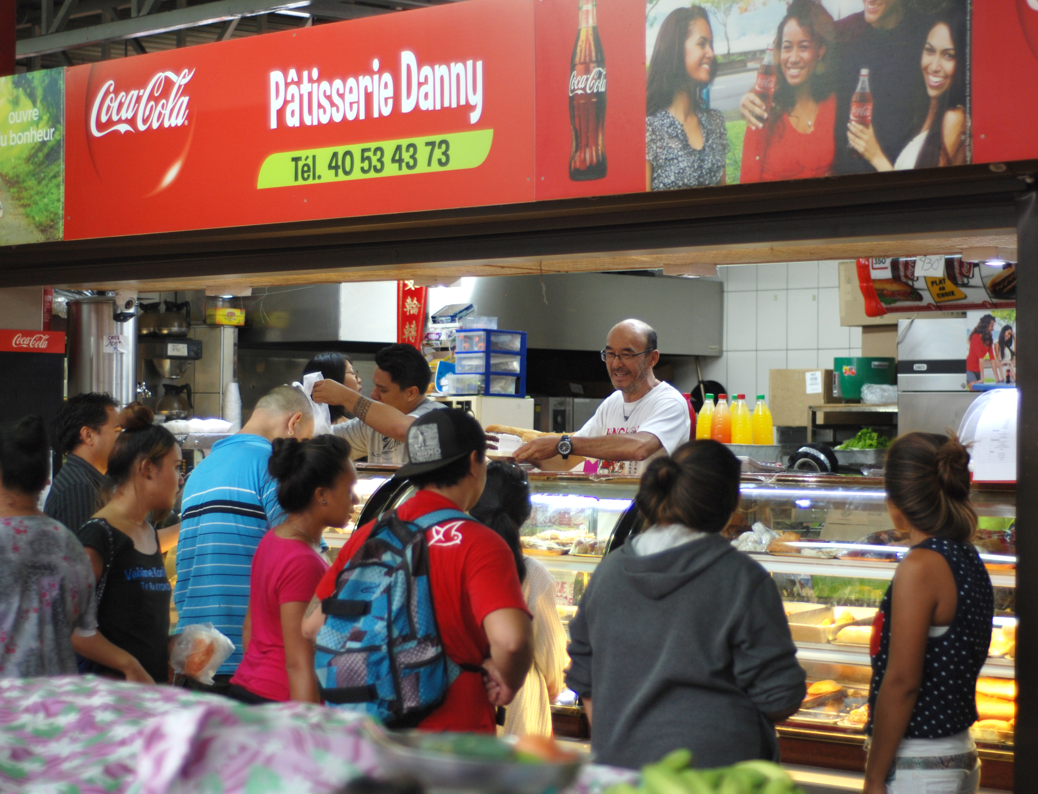 cheap-snack-restaurant-at-the-local-market-more-tahiti